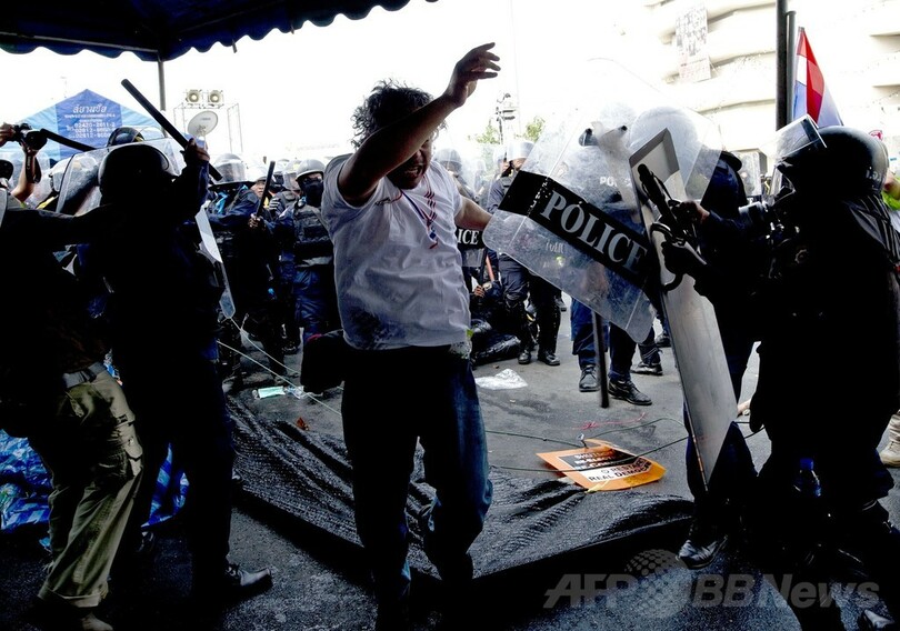 デモ開始後最多の逮捕者、警官1人撃たれ死亡 タイ