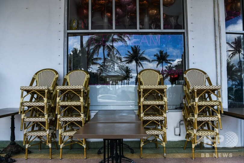 新型ウイルス流行も若者はビーチに… 米マイアミ、自粛呼び掛け