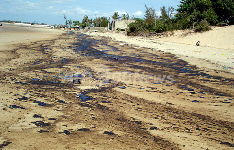 ベトナム沖でタンカー転覆、行方不明者の捜索続く