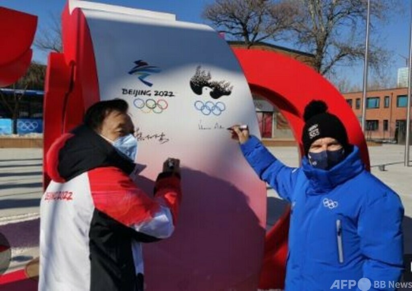 休戦壁画「平和の光」が除幕 IOCバッハ会長がサイン