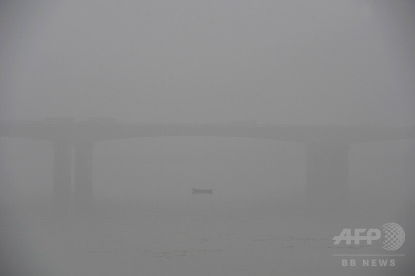 濃霧のようにたれ込めるスモッグ、中国