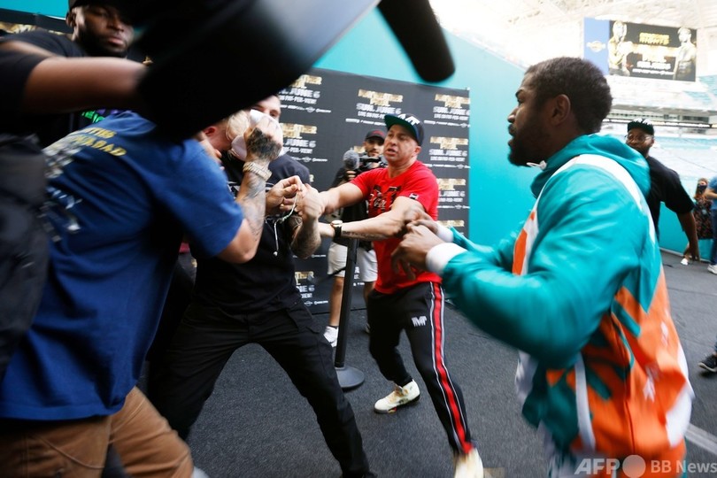 メイウェザー氏、米ユーチューバー兄弟と場外乱闘