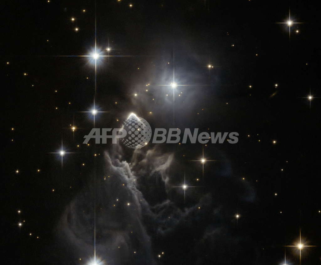 逆V字に光る謎めいた星雲「IRAS 05437+2502」 逆V字に光る謎めいた星雲「IRAS 05437+2502」