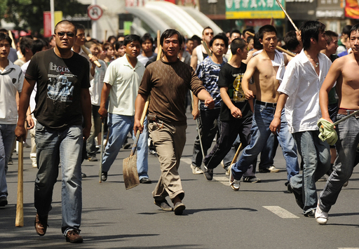 ウイグル暴動、漢民族1万人が「復讐」訴えデモ行進 写真14枚 国際ニュース：AFPBB News