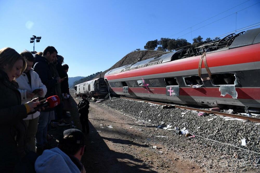 スペイシー100　普通に走ります。自賠３３年４月 スペインの列車運転士がゼネストへ、死亡事故相次ぐ中 写真2枚 国際