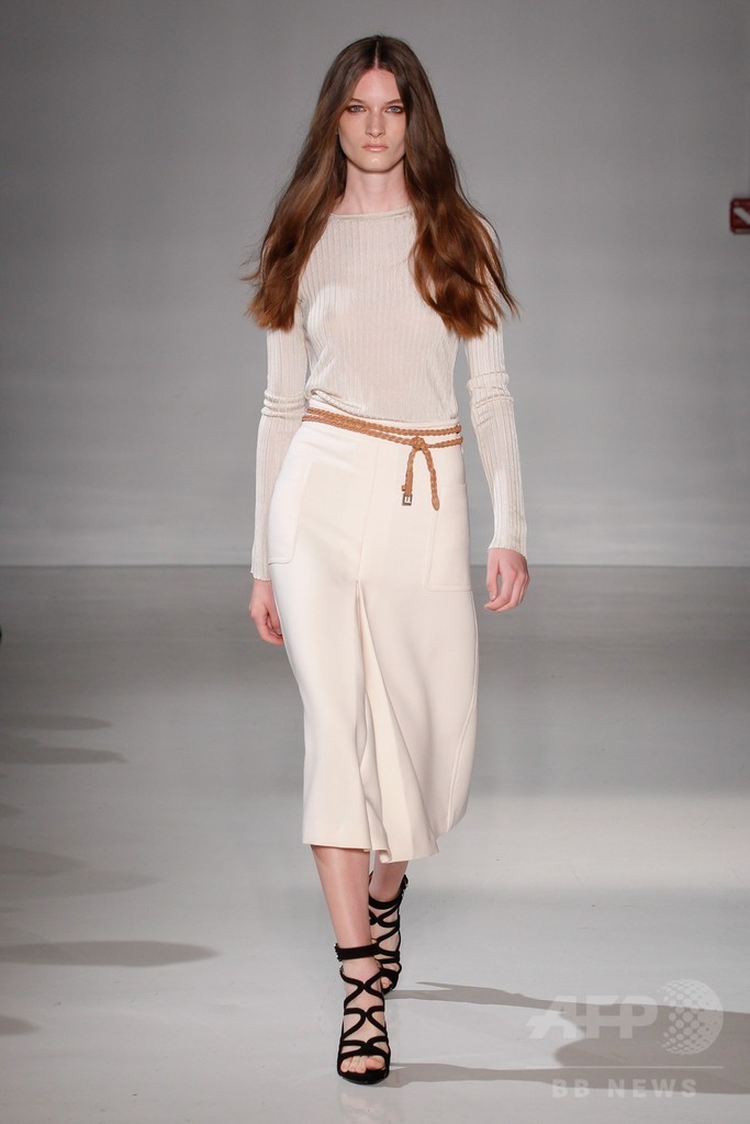 膝下丈のスカートでエレガントに、「ジル・スチュアート」15年春夏