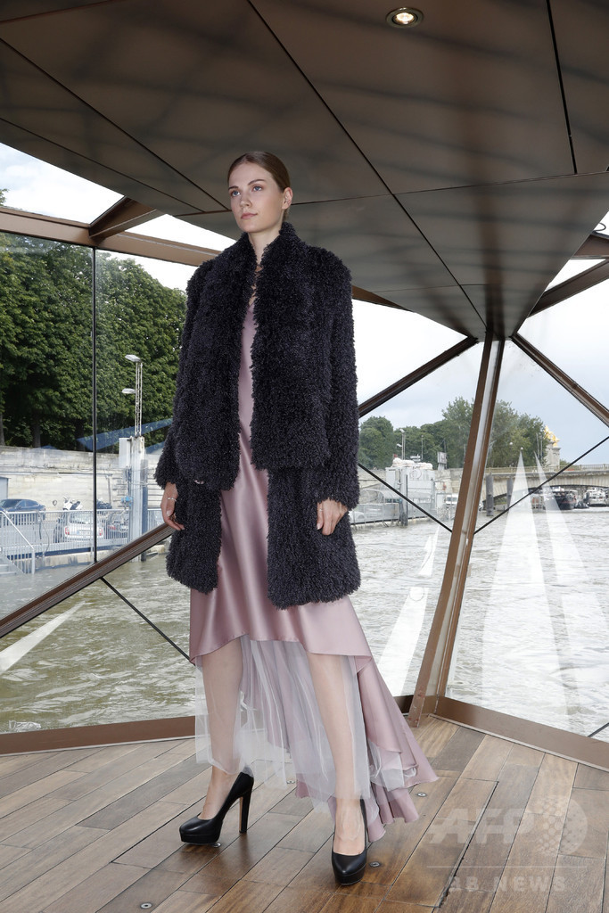 セーヌ川の船上でファッションショー