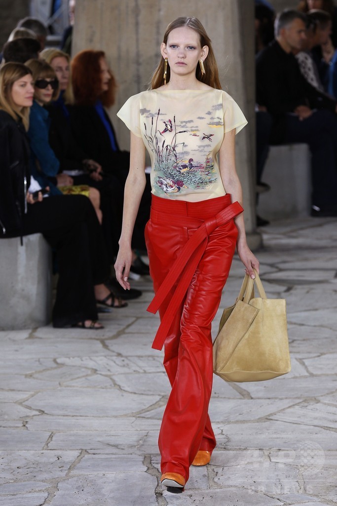 ジョナサン・アンダーソンによる初コレクション、「ロエベ」15年春夏