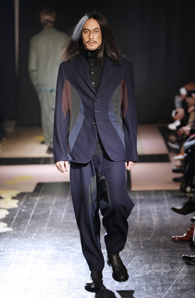 黒を重ねたレイヤードやパッチワーク、「ヨウジヤマモト」15/16年秋冬メンズ