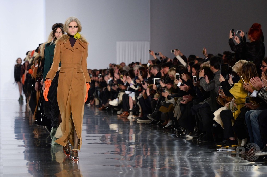 ピエロ風の奇抜なモデルでインパクト、「メゾン マルジェラ」15/16秋冬