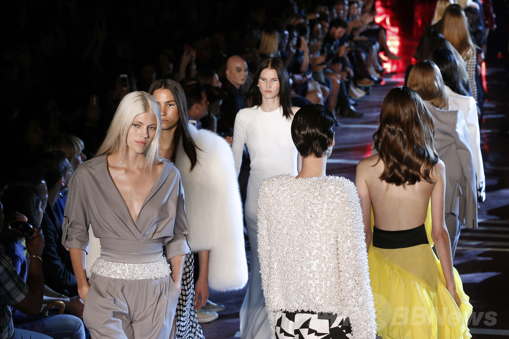 ボリュームと軽さの絶妙なバランス、「アレクサンドル・ボーティエ」14/15年秋冬オートクチュール