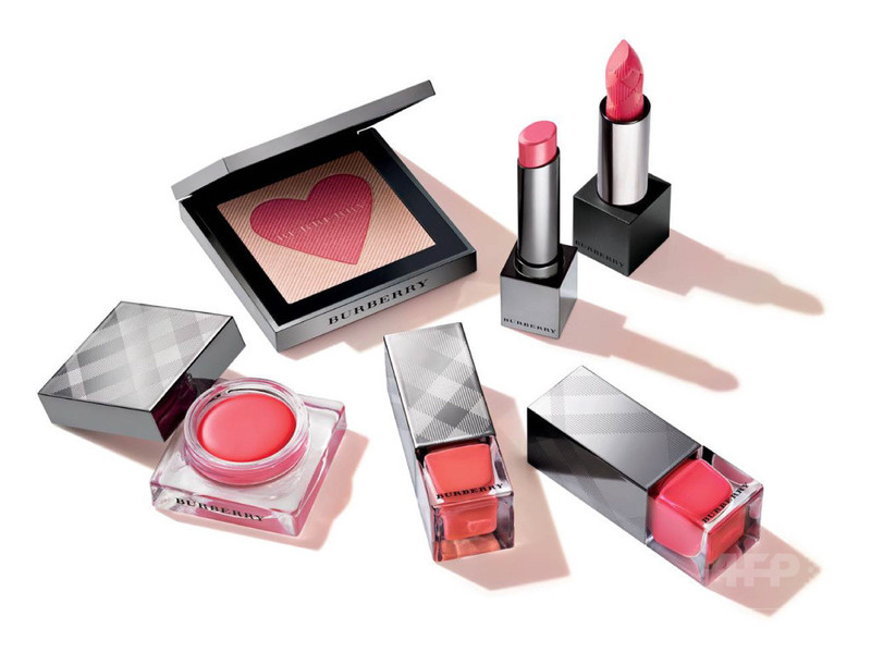 「バーバリー」夏限定メイクコレクション