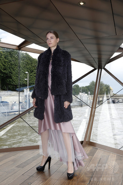 セーヌ川の船上でファッションショー