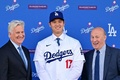 米大リーグ（MLB）、ロサンゼルス・ドジャースの入団会見に臨む大谷翔平（中央）と編成本部長のアンドリュー・フリードマン氏（右）、オーナーのマーク・ウォルター氏（2023年12月14日撮影）。(c)Frederic J. Brown / AFP