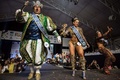 ブラジルのリオデジャネイロ（Rio de Janeiro）で開かれたイベントでダンスを踊る、2014年のサンバ・カーニバルのクイーンに選ばれたレティシア・マルティンス・ギマライス（Leticia Martins Guimaraes）さん（左から2人目）とキング・モモ（King Momo）に選ばれたウィウソン・ジーアス・ダコスタ・ネト（Wilson Dias da Costa Neto）さん（左、2013年11月8日撮影）。(c)AFP/YASUYOSHI CHIBA