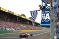 24F1第16戦イタリアGP決勝。トップでチェッカーフラッグを受けるフェラーリのシャルル・ルクレール（2024年9月1日撮影）。(c)MASSIMO PINCA/ AFP