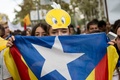 スペインからの独立の是非を問う住民投票が予定されているカタルーニャ州の州都バルセロナでの学生デモで、カタルーニャ独立派の旗「アスタラーダ」を見せる少女（2017年9月28日撮影）。(c)AFP/PAU BARRENA