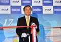 国際線の発着枠が拡大された羽田空港（Haneda Airport）で、全日空（All Nippon Airways、ANA）の羽田-ハノイ（Hanoi）線の新規開設を祝う式典に出席してテープカットする同社の篠辺修（Osamu Shinobe）社長（2014年3月30日撮影）。(c)AFP/Yoshikazu TSUNO