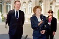 仏パリの米大使公邸を朝食を兼ねた会議のために訪れた、マーガレット・サッチャー元英首相（右、当時）とジョージ・H・W・ブッシュ元米大統領（1989年7月15日撮影）。(c)GREG GIBSON / POOL / AFP