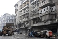 シリア北部アレッポの元反体制派掌握地域で、政府によって行われるがれきの撤去作業（2016年12月27日撮影）。(c)AFP/George OURFALIAN