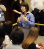 都内の米国大使館で、日本と米国の大学生とのワークショップを行う山崎直子（Naoko Yamazaki）飛行士（2010年6月28日撮影）。(c)AFP/Yoshikazu TSUNO