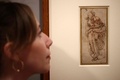 英ロンドンのコートールド美術館の「Art and Artifice: Fakes from the Collection（アートと策略：コレクションの贋作）」展でミケランジェロの贋作とされる作品を見る同館の職員（2023年6月16日撮影）。(c)HENRY NICHOLLS / AFP
