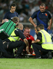 ピッチで治療を受けるイングランドのフィル・ヴィッカリー（%%Phil Vickery%%、中央）。(c)AFP/PASCAL GUYOT