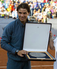 男子テニスのラファエル・ナダル（Rafael Nadal、スペイン）が5日、VTRオープン（VTR Open 2013）で7か月ぶりの実戦復帰を果たし、アルゼンチンのフアン・モナコ（Juan Monaco）と組んだ男子ダブルス1回戦で勝利を収めた。

試合後に記念プレートを授与されるラファエル・ナダル（2013年2月5日撮影）。(c)AFP/MARTIN BERNETTI