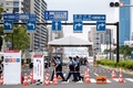 東京五輪選手村の入り口のゲート前を歩く警官（2021年7月13日撮影）。(c)Charly TRIBALLEAU / AFP