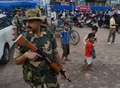 インド西ベンガル州シリグリで、総選挙を控える中、街頭を巡回する国境警備隊の隊員（2019年4月9日撮影、資料写真）。(c)DIPTENDU DUTTA / AFP
