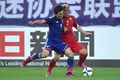 サッカー東アジアカップ、北朝鮮対日本。北朝鮮のリ・ヒョクチョル（右）とボールを競る永井謙佑（2015年8月2日撮影）。(c)AFP/WANG ZHAO