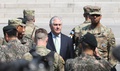 南北軍事境界線上の板門店を訪問し、在韓米軍のビンセント・ブルックス司令官（右）と一緒に歩くレックス・ティラーソン米国務長官（中央、2017年3月17日撮影）。(c)AFP/Lee Jin-man