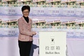 区議会議員選挙中の香港で、票を投じる林鄭月娥（キャリー・ラム）行政長官（2019年11月24日撮影）。(c)Ye Aung Thu / AFP