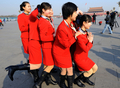 2008年3月5日、北京（Beijing）の天安門広場（Tiananmen Square）で、ポーズを取る全国人民代表大会で接客係を務める女性たち。(c)AFP/GOH CHAI HIN