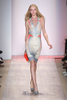 ニューヨーク市内で発表されたエルベ・レジェ バイ マックスアズリア（Herve Leger By Max Azria）の09年春夏コレクション（2008年9月7日撮影）。(c)AFP/Getty Images/Scott Gries