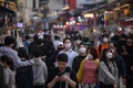 韓国ソウルで、マスクを着用して歩く人々（2020年5月10日撮影、資料写真）。(c)Ed JONES / AFP