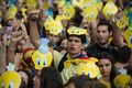 スペインからの独立の是非を問う住民投票が予定されているカタルーニャ州の州都バルセロナで、中央政府による投票阻止の構えに抗議するデモにあひるのキャラクター「トゥイーティー」のお面をかぶって参加する学生ら（2017年9月28日撮影）。(c)AFP/Josep LAGO