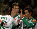 写真は、ゴールを決めてチームメイトのミロスラフ・クローゼ（%%Miroslav Klose%%、右）とクレメンス・フリッツ（%%Clemens Fritz%%）から祝福を受けるボロウスキー（中）。(c)AFP/DAVID HECKER