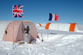 南極半島（Antarctic Peninsula）北端沖にあるジェームズロス島（James Ross Island）に設営された氷床コア採掘キャンプ（2008年2月25日撮影、2013年4月15日提供）。(c)AFP/AUSTRALIAN NATIONAL UNIVERSITY/JACK TREIST