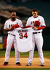 09MLB、ロサンゼルス・エンゼルス・オブ・アナハイム（%%Los Angeles Angels of Anaheim%%）対ボストン・レッドソックス（%%Boston Red Sox%%）。試合はエンゼルスが6-3で勝利を収めた。写真は試合前に9日に交通事故で亡くなったニック・エイデンハート（%%Nick Adenhart%%）に黙祷を捧げるエンゼルスのトリー・ハンター（%%Torii Hunter%%、左）とジョン・ラッキー（%%John Lackey%%）。（2009年4月10日撮影）(c)AFP/Getty Images/Kevork Djansezian