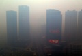 中国遼寧省瀋陽で、スモッグに覆われた居住地区のビル（2015年11月8日撮影）。(c)AFP
