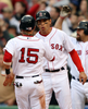 ニューヨーク・ヤンキース戦の6回裏にマニー・ラミレス（%%Manny Ramirez%%）の2点適時二塁打で本塁へ生還し喜ぶレッドソックスのジャコビー・エルスバリー（%%Jacoby Ellsbury%%、右）とダスティン・ペドロイア（%%Dustin Pedroia%%）。(c)AFP/Getty Images/Elsa