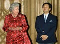 英ウィンザー城で、皇太子さま（右）を迎えるエリザベス女王（肩書は当時、2001年5月19日撮影）。(c)ADRIAN DENNIS / AFP