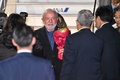 G7サミットの拡大会合への参加で広島空港に到着したブラジルのルイス・イナシオ・ルラ・ダシルバ大統領（中央、2023年5月19日撮影）。(c)AFP PHOTO / Ministry of Foreign Affairs of Japan