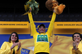 2011ツール・ド・フランス（2011 Tour de France）、第18ステージ（ピネローロからガリビエ峠、200.5キロメートル）。総合首位（マイヨ・ジョーヌ）を守り、表彰式に臨むチーム・ユーロップカー（Team Europcar）のトマ・ヴォクレール（Thomas Voeckler、2011年7月21日撮影）。(c)AFP/PASCAL PAVANI