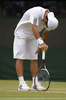 テニス、ウィンブルドン選手権（The Championships Wimbledon 2013）は27日、男子シングルス2回戦が行われ、添田豪（Go Soeda）は0-6、3-6、7-6、3-6で大会第9シードのリシャール・ガスケ（Richard Gasquet、フランス）に敗れた.

落胆した様子を見せる添田豪（2013年6月27日撮影）。(c)AFP/ADRIAN DENNIS