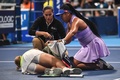 女子テニス、東レ・パンパシフィック・オープン、シングルス1回戦。負傷したダリア・サビル（左）を心配する大坂なおみ（2022年9月20日撮影）。(c)Philip FONG/ AFP