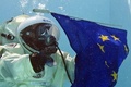 欧州宇宙機関（European Space Agency、ESA）は無重力状態と似たような感覚が得られるとして、宇宙服を着た状態での潜水訓練を行っている。

この訓練はESAと潜水専門会社、仏コメックス（Comex）、さらにアポロ11号（Apollo XI）の打ち上げに使われたエンジンを深海から回収したプロジェクト・チームなどの協力により実施されている。

写真は仏南部マルセイユ（Marseille）にあるプールで宇宙服を着て訓練を行うエルベ・ステブナン（Herve Stevenin）さん（2013年9月2日撮影）。(c)AFP/BORIS HORVAT