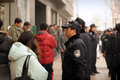 北京（Beijing）の路上に集まった抗議デモ参加者を監視する警察官たち（2011年2月20日撮影）。(c)AFP/Peter PARKS