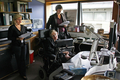 2007年9月3日、ケンブリッジ大学の研究室に集うスティーブン・ホーキング（Stephen Hawking）博士（中央）、ルーシー・ホーキング（Lucy Hawking）さん（左）、クリストフ・ガルファール（Christophe Galfard）さん（右）。(c)AFP/Leon Neal